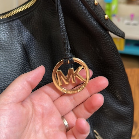 Michael kors shoulder bag. - Picture 3 of 11